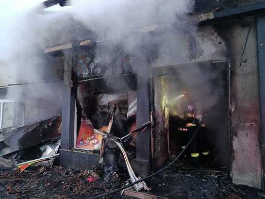 FOTO Incendiu la un magazin cu 16 butelii în județul Constanța