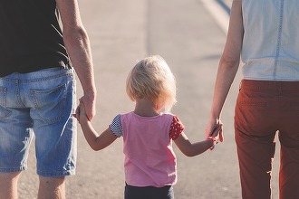 Guvernul extinde rețeaua de creșe. Cseke Attila: Am creat aproape 5.000 de locuri noi în creșe în România