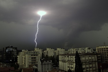 FOTO&VIDEO Case și străzi inundate în Neamț