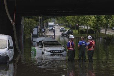 ANUNȚ Averse torențiale și intensificări ale vântului în București