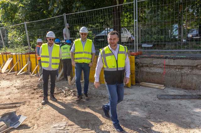 Vulturul și cei doi grifoni au fost reamplasați pe Palatul Universității din București