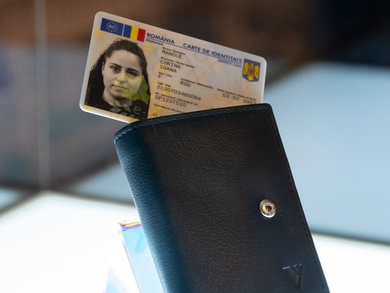 DOCUMENT Cartea electronică de identitate. Statul slab: Doar 2,3 milioane români, jumătate din estimări, au noul buletin cu bani PNRR. Peste jumătate din fonduri, pierdute. 92% au ales însă buletinul cu cip. Județele cu rată mare de refuz