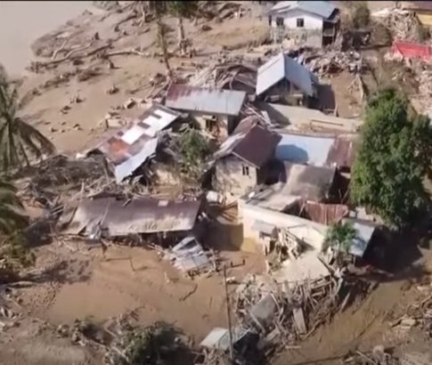 VIDEO Cel mai populat oraș din lume se scufundă. Este poluată, iar locuitorii trăiesc în condiții supraaglomerate. Aproape 40% din Jakarta se află deja sub nivelul mării