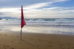 ULTIMA ORĂ Statul intră pe plajă cu mari amenzi pentru cine nu ascultă de salvamar și nu iese din mare. Obligații noi și pentru administratori la supravegherea plajelor