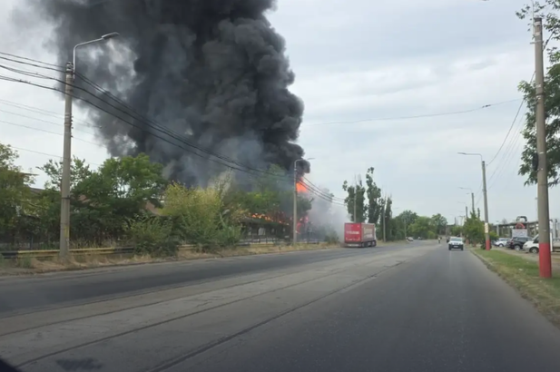 ULTIMA ORĂ VIDEO Incendiu în apropierea rafinăriei Lukoil din Ploiești. „Există și riscul unei explozii”. A fost emis un mesaj RO-Alert