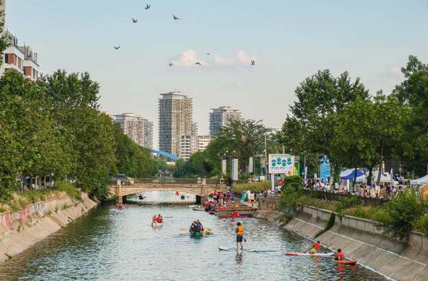 Dâmbovița va fi transformată radical: maluri reamenajate, mai multă vegetație, trasee pentru pietoni și bicicliști, grădini urbane și noi zone verzi