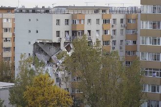 FOTO Blocul explodat în Rahova. Inspecție din ușă în ușă la apartamente din 5 scări, vecine cu cea afectată de explozie