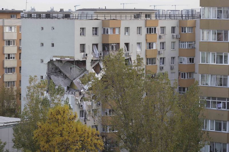 FOTO Blocul explodat în Rahova. Inspecție din ușă în ușă la apartamente din 5 scări, vecine cu cea afectată de explozie