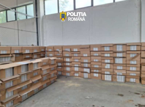VIDEO Milioane de țigarete confiscate de Poliția Română, după ce au oprit în trafic două camioane. Erau ascunse după pește congelat și cutii cu încălțăminte