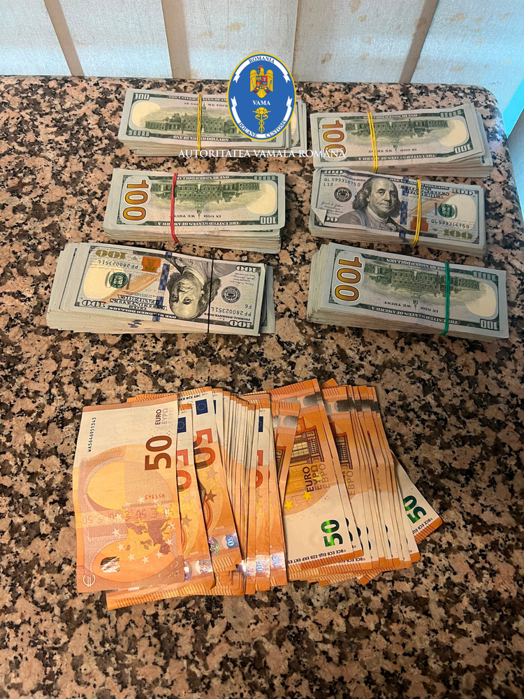 FOTO Prins la Aeroportul Otopeni când încerca, cu ajutorul copilului, să scoată bani din țară. Un pasager i-a dat unui minor o borsetă cu 60.000 de dolari și 2.000 de euro la controlul vamal
