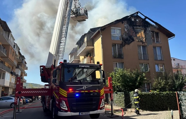 VIDEO Incendiu într-un bloc, mai multe apartamente au fost cuprinse de flăcări, în Florești