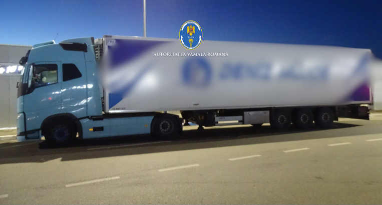FOTO Captură inedită la Vamă: migranți printre alune, valize cu țigări de contrabandă și cocktail de pastile ilegale și ierburi. "O zi obișnuită în vamă!"