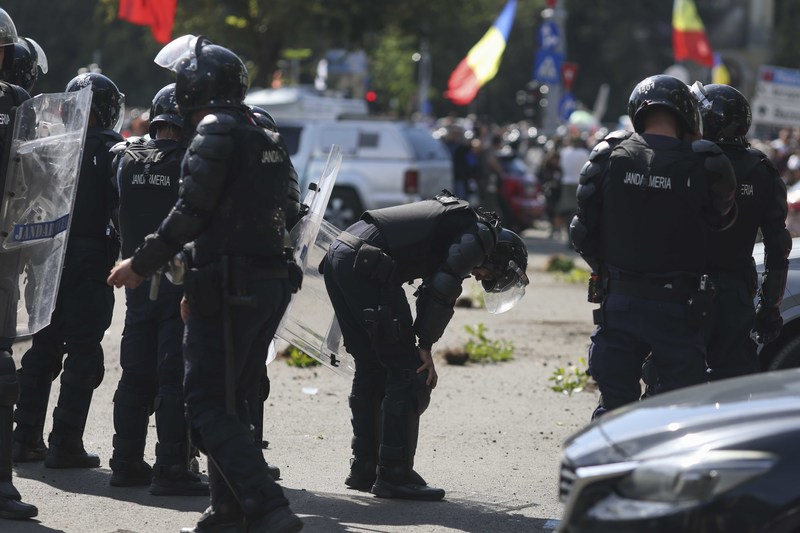FOTO Lupte ciobani-jandarmi în fața Guvernului. REACȚIA lui Bolojan