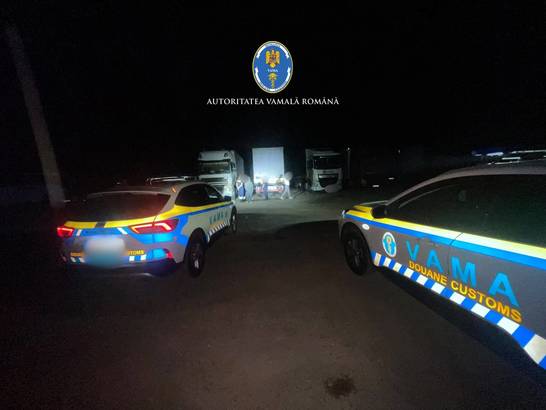FOTO Traficanții români au ascuns peste 1 milion de țigarete în podele duble ale mașinilor. Prejudiciul depășește 900.000 lei