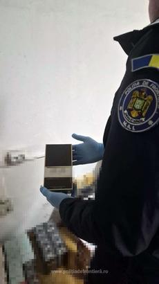 FOTO Intervenții BLITZ ale Poliției. Peste 11.000 produse contrafăcute, confiscate de polițiștii de frontieră