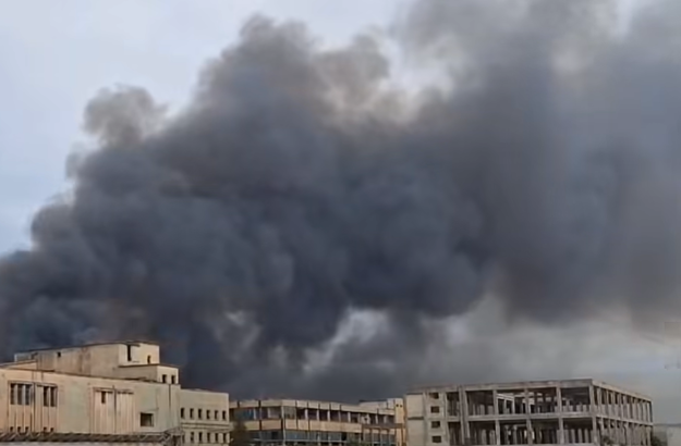 VIDEO Incendiu la o fabrică de celuloză din Drobeta-Turnu Severin. Autoritățile au emis mesaj Ro-Alert