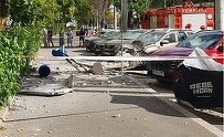 FOTO&VIDEO Atenție, cad balcoane! Un întreg balcon a căzut peste o mașină parcată, în București