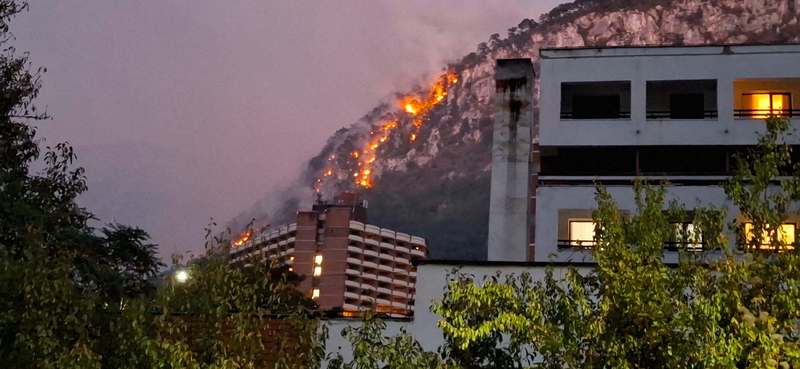 VIDEO&FOTO Băile Herculane, amenințate de un incendiu masiv