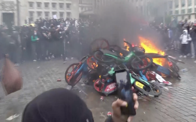 VIDEO Violențe la Bruxelles, Poliția a folosit gaze lacrimogene. 140 curse aeriene anulate. Zeci de mii de persoane protestează împotriva creșterii TVA și schimbarea indexării salariilor