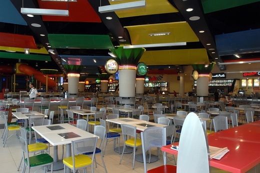 Românii cheltuiesc în mall mai mult decât cehii, polonezii și chiar suedezii