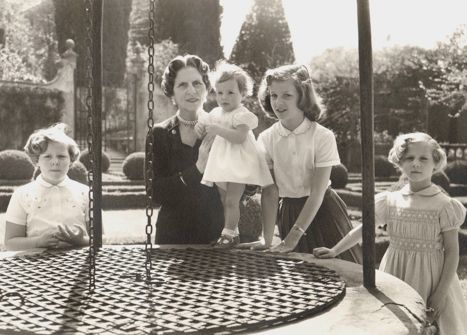 Regina Elena cu Principesele Margareta, Elena, Irina și Sofia