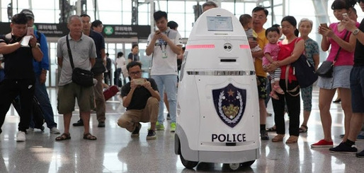 Aeroportul orașului Shenzhen, având printre cel mai mare trafic din China, are roboți care patrulează