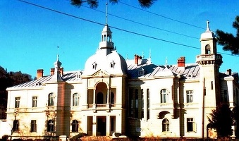 FOTO Palatul Ghica a fost scos la vânzare pe OLX cu 1,6 milioane euro, negociabil. Cumpărătorul primește parcul aferent clădirii ca "bonus"