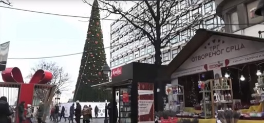 VIDEO Un pom de Crăciun instalat în centrul Belgradului, de 83.000 euro, a înfuriat locuitorii, care l-au obligat pe primar să anuleze contractul