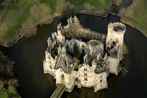FOTO Un castel în ruină din Franța a fost cumpărat de aproape 25.000 de persoane din 115 țări, prețul a depășit așteptările