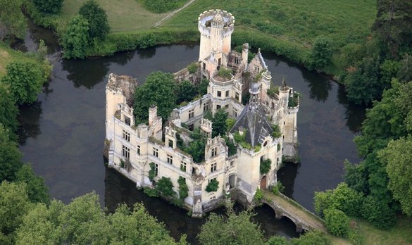 FOTO Un castel în ruină din Franța a fost cumpărat de aproape 25.000 de persoane din 115 țări, prețul a depășit așteptările