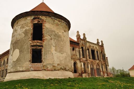 FOTO Castelul Bánffy, construit de una dintre cele mai longevive dinastii nobiliare din Transilvania, intră în prima fază de restaurare. Domeniul - incendiat de naziști și lăsat fără cărămizi de săteni