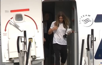 FOTO Halep a ajuns la București după câștigarea Roland Garros, prezentând o replică a trofeului la aeroport, după selfie-uri cu piloții în carlingă