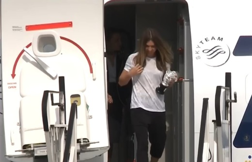 FOTO Halep a ajuns la București după câștigarea Roland Garros, prezentând o replică a trofeului la aeroport, după selfie-uri cu piloții în carlingă