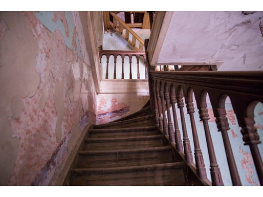 FOTO Conacul boieresc Cioceanu, în stil neoromânesc, scos la licitație la preț de apartament