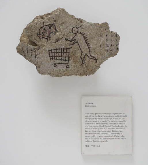Banksy, expus la British Museum cu o piatră falsă preistorică pe care a desenat un cărucior de supermarket 