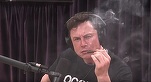 VIDEO Probleme la Tesla: Șeful contabil demisionează după numai 1 lună, CEO-ul stârnește noi controverse după ce a fumat marijuana în timpul unui interviu, acțiunile scad