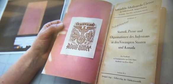 FOTO Canada cumpără o carte rară care i-a aparținut lui Adolf Hitler