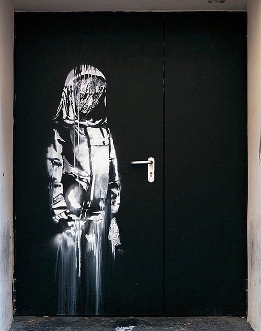 O lucrare din Paris a lui Banksy, pictată ca omagiu pentru victimele atacului terorist de la Sala Bataclan, a fost furată