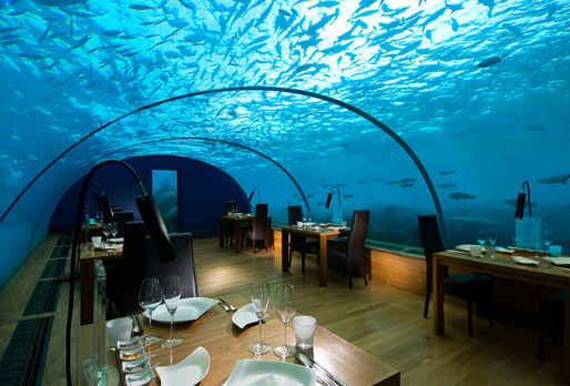FOTO Primul restaurant subacvatic a fost deschis, 7.000 de clienți dornici să mănânce printre pești
