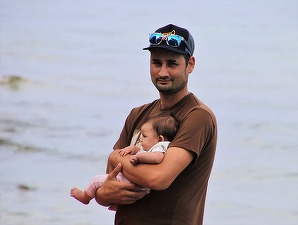 Spania introduce concediul paternal de opt săptămâni