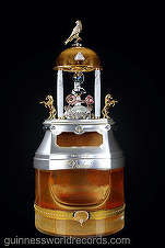 FOTO Trei recorduri mondiale pentru o sticlă de parfum încrustată cu peste 3.500 de diamante