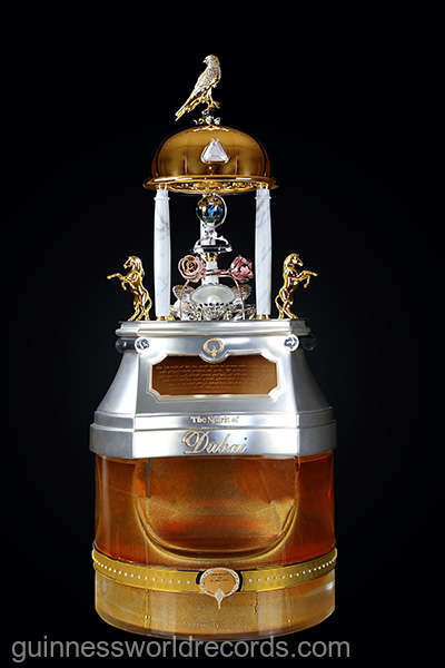 FOTO Trei recorduri mondiale pentru o sticlă de parfum încrustată cu peste 3.500 de diamante