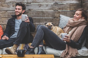 Tinerele din țările UE părăsesc mai devreme casa părintească decât tinerii, în special în România, Bulgaria și Croația