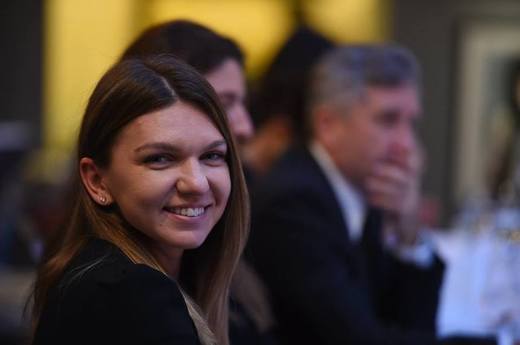 Halep: M-am născut să port jeanși, hanorace și încălțăminte sport