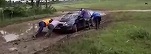 VIDEO Imagini rare - în inspecție pentru a vedea cât de mari sunt pagubele unei inundații, ministrul Mediului a trebuit să își împingă propria mașină prin noroi