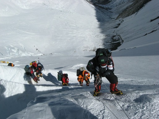 Un număr record de alpiniști au ajuns în 2019 pe vârful Everest