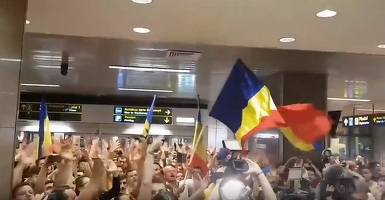VIDEO Fotbaliștii-tineret, așteptați la aeroport de sute de persoane