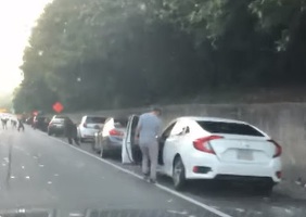 VIDEO ''Ploaie de bancnote'' pe o autostradă, după ce ușa unui camion blindat s-a deschis