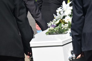 Pantofi de clovn, telefon, lanternă sau schiuri - printre obiectele cu care britanicii doresc să fie înmormântați