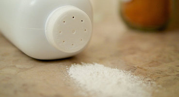 Johnson & Johnson retrage de pe piață peste 30.000 de flacoane de pudră de talc din cauza posibilei contaminări cu azbest UPDATE Reacția companiei
